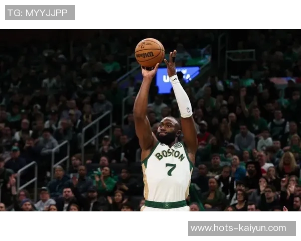 第5犯！杰伦·布朗挥肘打到曼恩被吹进攻犯规绿军选择挑战但失败